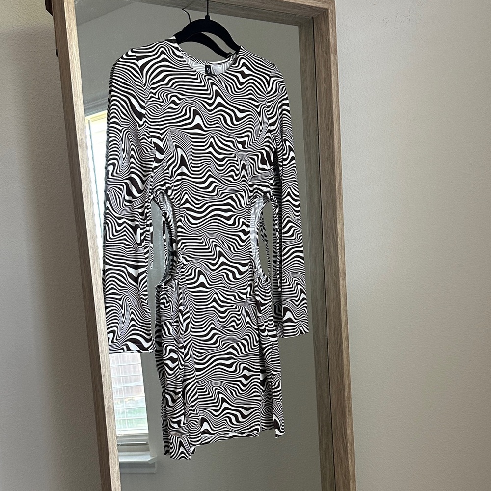 H&M Black and White Wave-Print Long Sleeve Dress